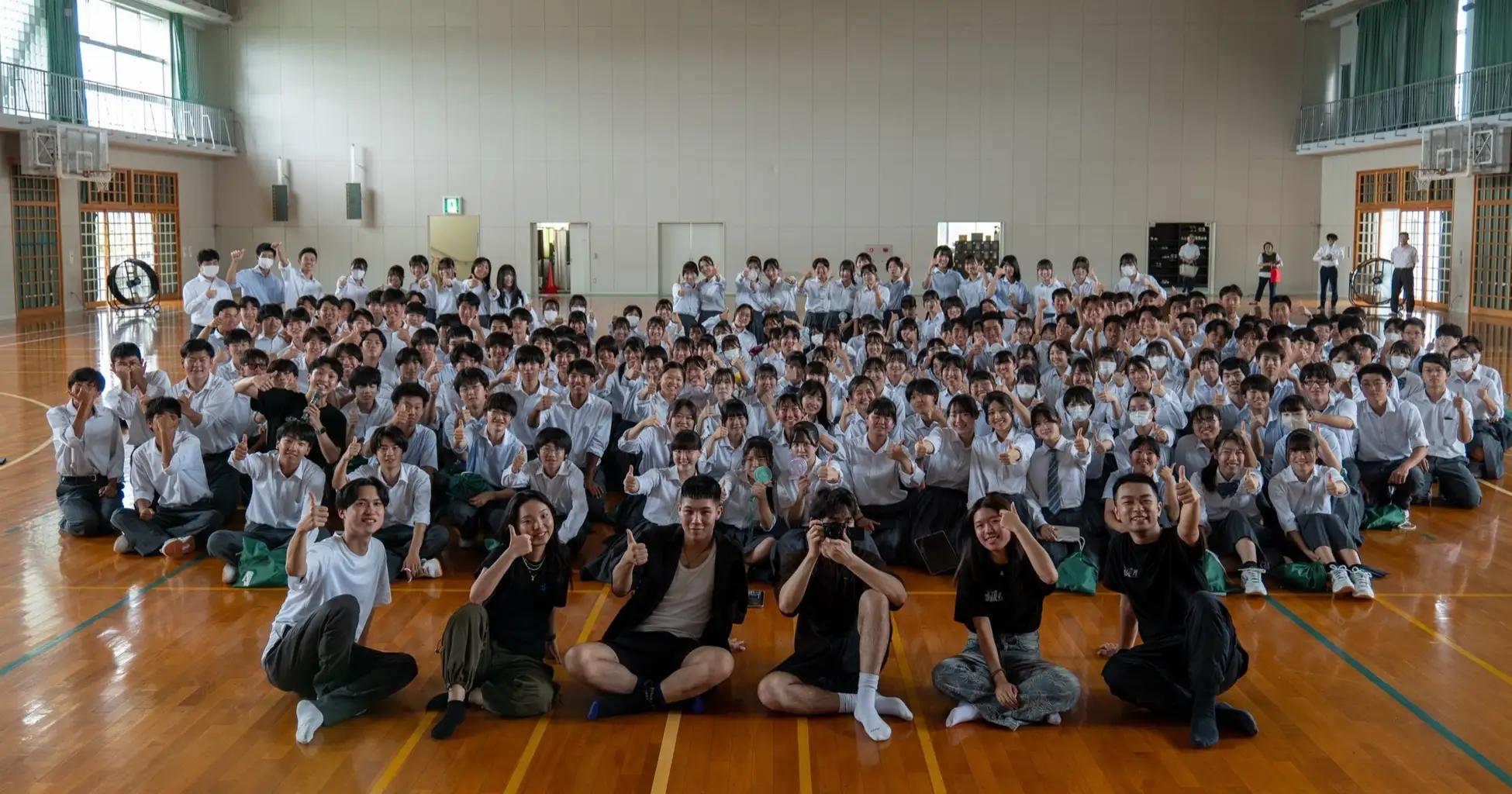 学年全体の生徒が体育館に集まって参加した、大規模な実施のようす