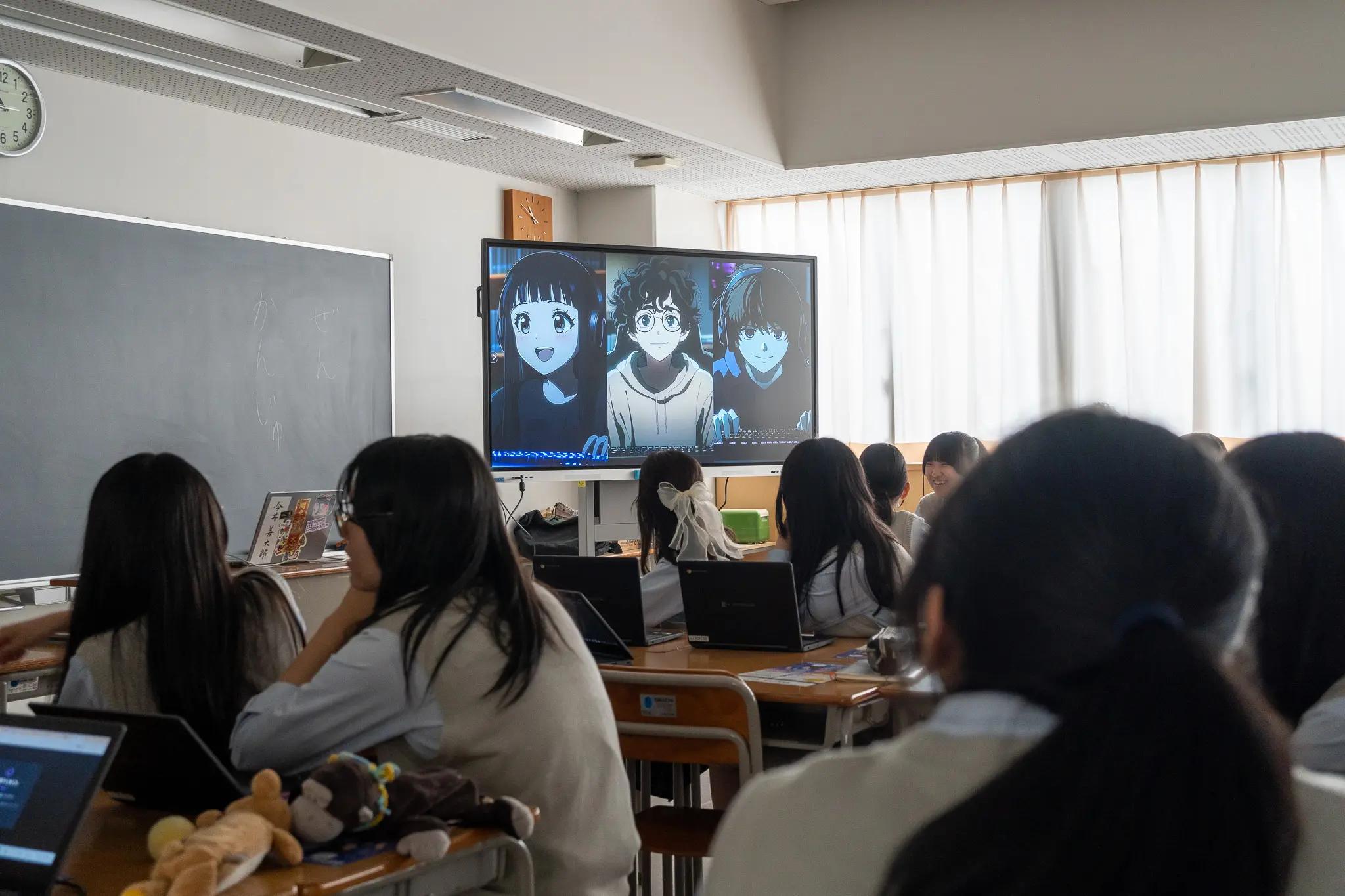 スクリーンを見ながら解説を受ける高校生・大学生等